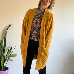 **HARDLY WORN** SUPER SOFT Cardigan